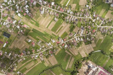 Bina sıraları ile şehir veya köy yukarıdan aşağıya bir