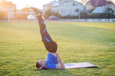 Genç sporcu, sabah açık alanda egzersiz yapıyor..