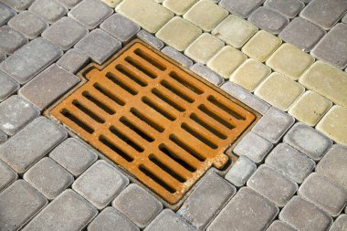 Taş asfalt sidewa yağmur suyu için eski paslı metal oluk