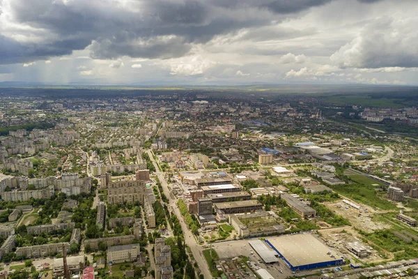 Вид с воздуха на город или город с рядами зданий и кривой улицы — стоковое фото