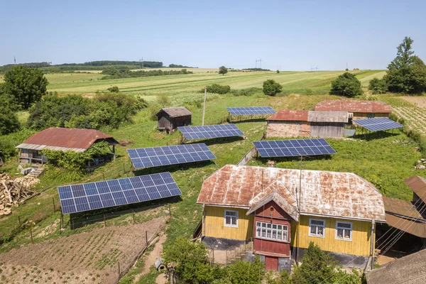 Kırsal ülke bölgesinde güneş panelleri havadan görünümü. — Stok fotoğraf