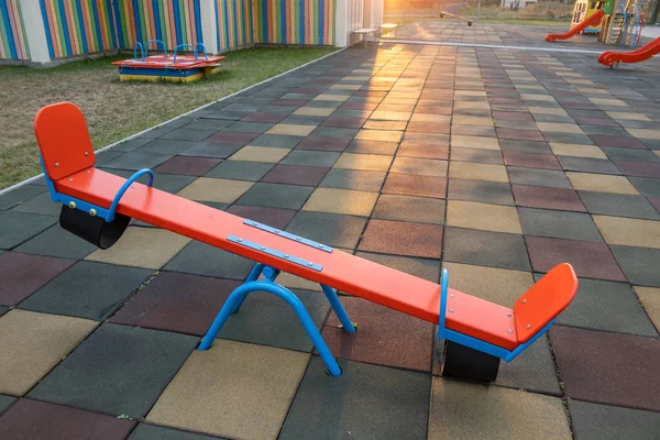 Rivestimento in gomma e altalena flip flap al parco giochi all'asilo — Foto Stock