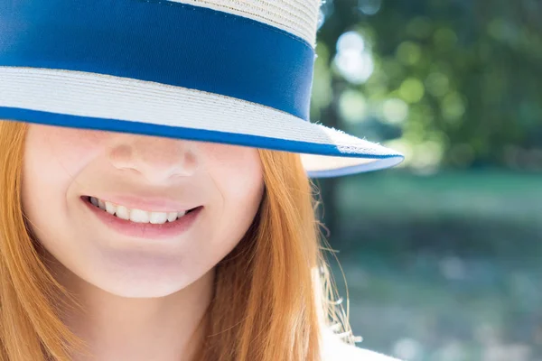 Sarı şapkalı ve muhteşem gülümseyen genç kız portresi — Stok fotoğraf