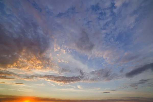 Ciel spectaculaire au coucher du soleil avec des nuages orange . — Photo