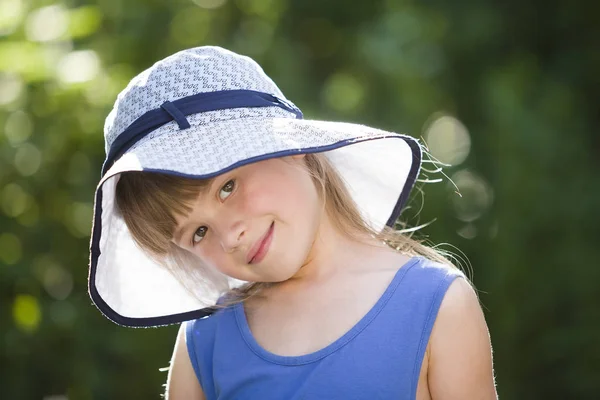 Retrato de close-up da menina sorridente feliz em um chapéu grande. Qui — Fotografia de Stock