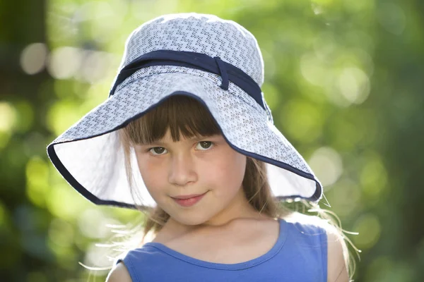 Gros plan portrait d'une heureuse petite fille souriante coiffée d'un grand chapeau. Chi ! — Photo