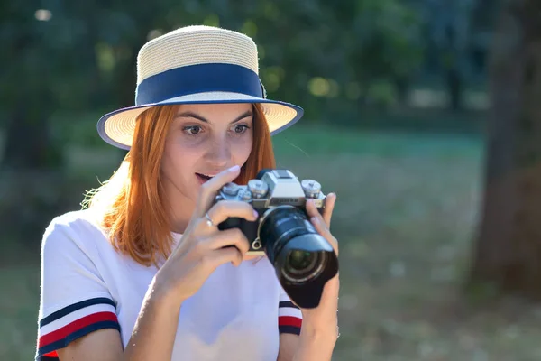 Bella ragazza adolescente con i capelli rossi guardando stupito in macchina fotografica — Foto Stock