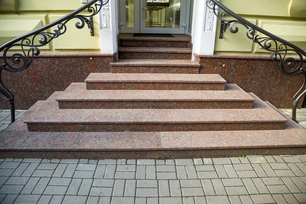 Bir ev cephesinin detayı. Metal korkuluklar ile yeni granit merdivenler — Stok fotoğraf
