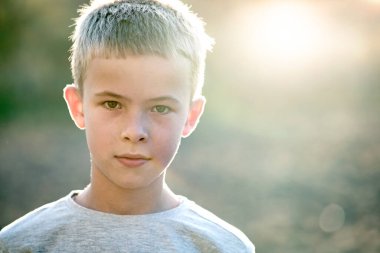 Güneşli bir yaz gününde, açık havada bir çocuğun portresi..