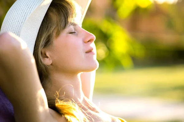 Молодая Женщина Отдыхает Открытом Воздухе Солнечный Летний День Счастливая Леди — стоковое фото