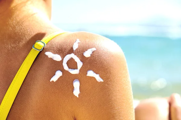 Vista Posterior Una Mujer Joven Bronceándose Playa Con Protector Solar —  Fotos de Stock