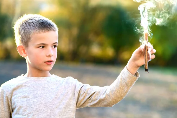 Çocuk Dışarıda Sigara Içen Tahta Sopayla Oynuyor — Stok fotoğraf
