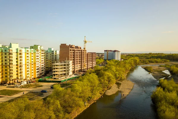 Vue Aérienne Grands Immeubles Résidentiels Construction Rivière Bystrytsia Dans Ville — Photo