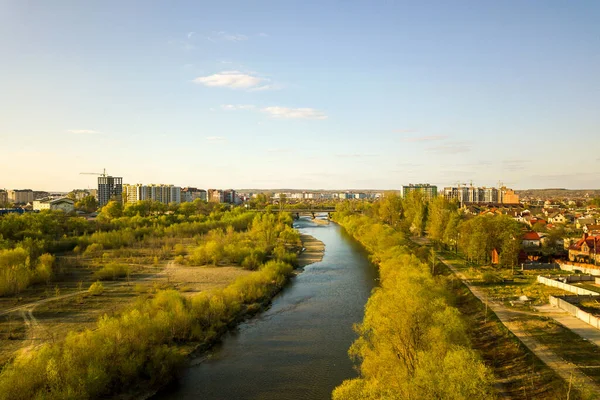 遠くに建設中のBystrytsia川や高層住宅とウクライナのIvano Frankivsk市の空中ビュー — ストック写真