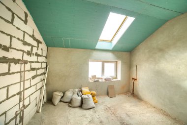 Duvarları ve tavanı yapım aşamasında olan bir apartman dairesi..