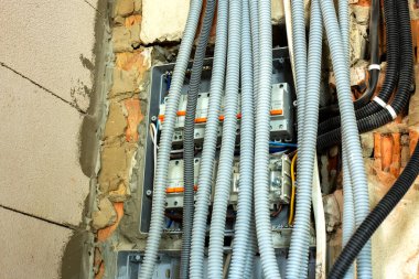 Tavana ve duvara inşa halindeki bir odanın elektrik kabloları yerleştirildi..