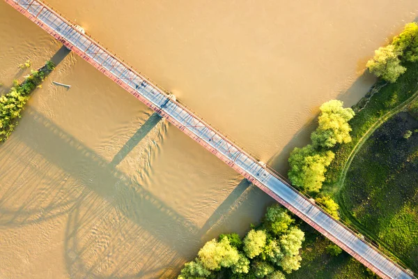 Luftaufnahme Einer Schmalen Straßenbrücke Die Sich Über Einen Schlammigen Breiten — Stockfoto