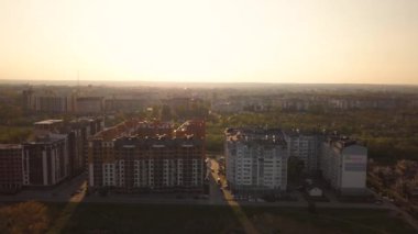 İnşaat halindeki uzun apartmanların havadan görünüşü.