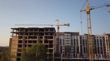 İnşaat halindeki uzun apartmanların havadan görünüşü.