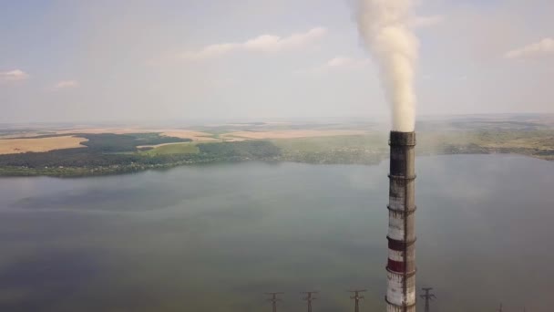 Luftfoto Høje Skorstensrør Med Grå Røg Fra Kulkraftværker Produktion Elektricitet – Stock-video