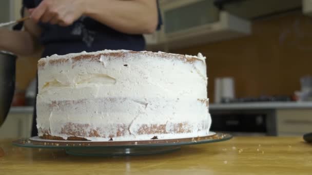 Blisko Kobiety Ręce Podejmowania Słodkie Ciasto Białą Śmietaną Herbatnikiem — Wideo stockowe
