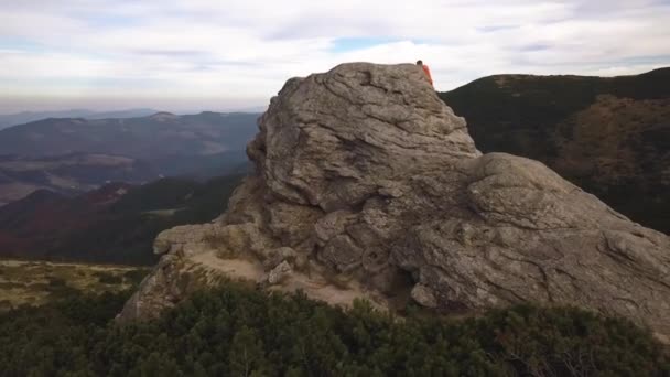 Luftaufnahme Eines Wanderers Der Auf Einen Großen Felsen Den Bergen — Stockvideo