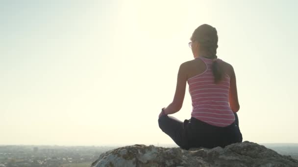 Joven Mujer Relajada Sentada Aire Libre Una Gran Piedra Disfrutando — Vídeos de Stock