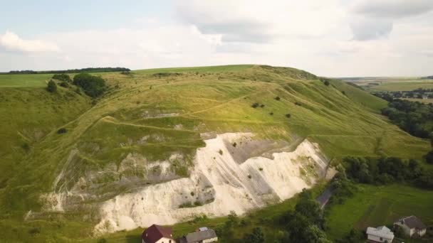 Flygfoto Över Bergssida Med Stor Stenig Lutning Från Grusstenar — Stockvideo