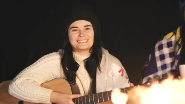 Grupo Pessoas Divertindo Sentado Perto Fogueira Livre Noite Tocando Guitarra — Vídeo de Stock