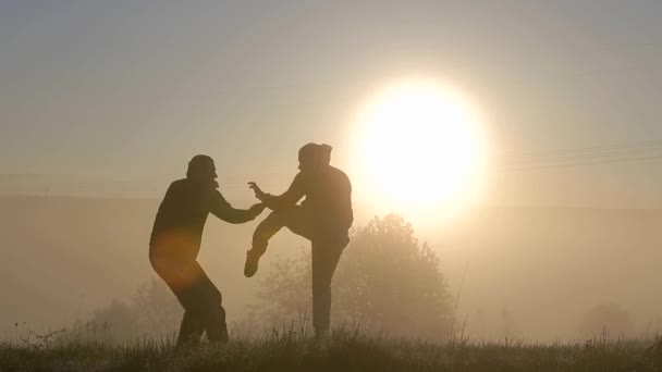 Mörk Siluett Man Som Har Roligt Utomhus Vid Soluppgången — Stockvideo