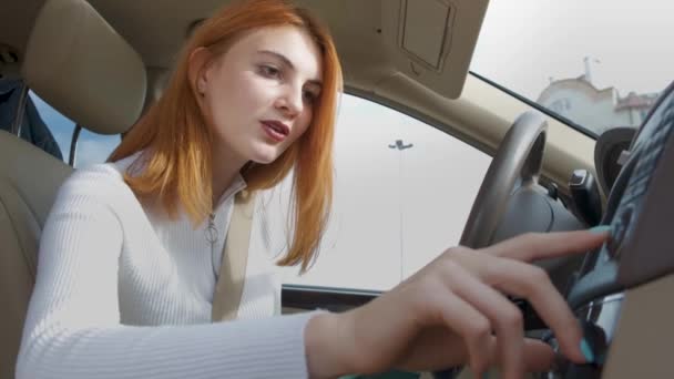 Giovane Donna Conducente Sintonia Radio Volante Ascoltare Musica Una Macchina — Video Stock