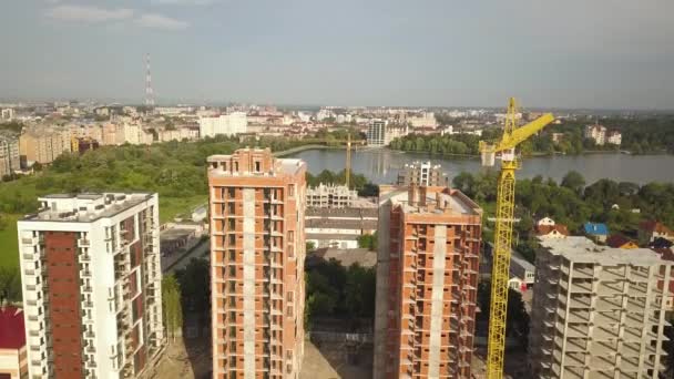 建設中の高層住宅のアパートの建物の空中ビュー 不動産開発 — ストック動画