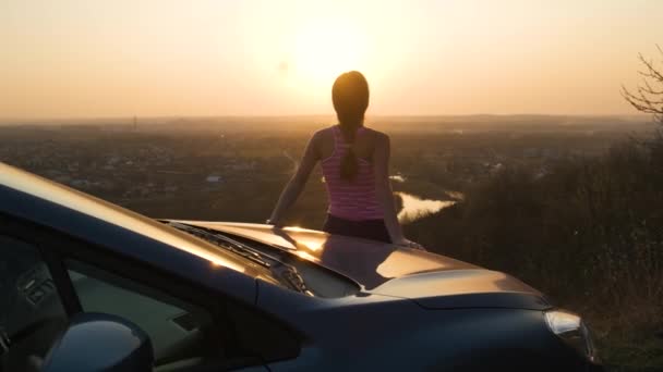 Jovem Mulher Perto Seu Carro Desfrutando Vista Quente Pôr Sol — Vídeo de Stock