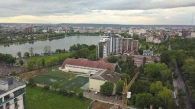 Şehir gölü yakınlarındaki inşaat halindeki yüksek apartman binalarının havadan görüntüsü. Gayrimenkul geliştirme.
