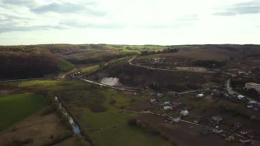 Kırsal kesimin havadan görünüşü, yazları tarlaları ve uzak ormanları olan yeşil ağaçların arasında küçük evler..