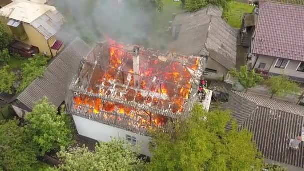 Widok Lotu Płonącego Domu Pomarańczowymi Płomieniami Dymem — Wideo stockowe