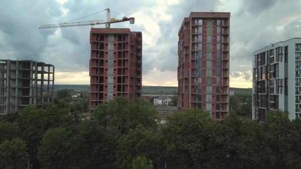 Nşaat Halindeki Uzun Apartmanların Havadan Görünüşü Gayrimenkul Geliştirme — Stok video
