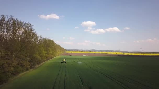 Luchtfoto Van Een Trekker Die Chemische Bestrijdingsmiddelen Met Een Sproeiapparaat — Stockvideo