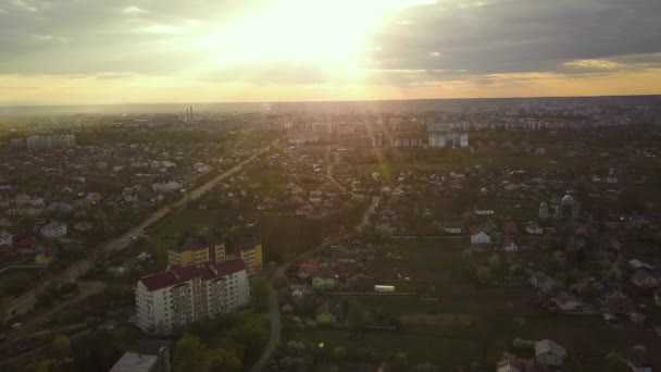 Вид Воздуха Сельскую Местность Городе Жилыми Домами Закате Летнего Вечера — стоковое видео