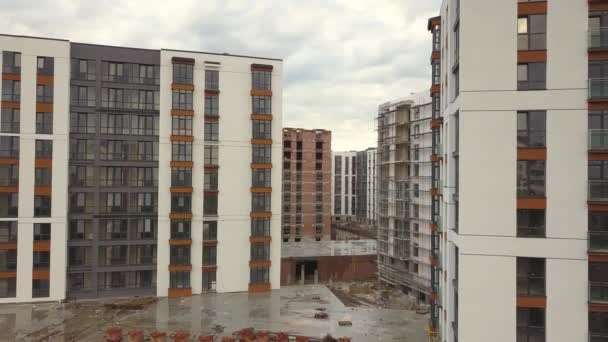도시에서 건설중인 아파트 건물을 공중에서 것이다 부동산 — 비디오