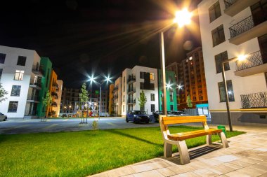 Boş ahşap bank ve modern apartman daireleri arasındaki avluda. Gayrimenkul geliştirme.