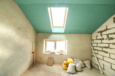 Duvarları ve tavanı yapım aşamasında olan bir apartman dairesi..