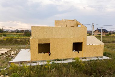 Yeni ve modern modüler evin inşaatı. İçinde köpük yalıtım malzemesi olan kompozit ahşap panellerden yapılmış duvarlar. Yeni enerji tasarruflu ev kavramı oluşturuluyor.