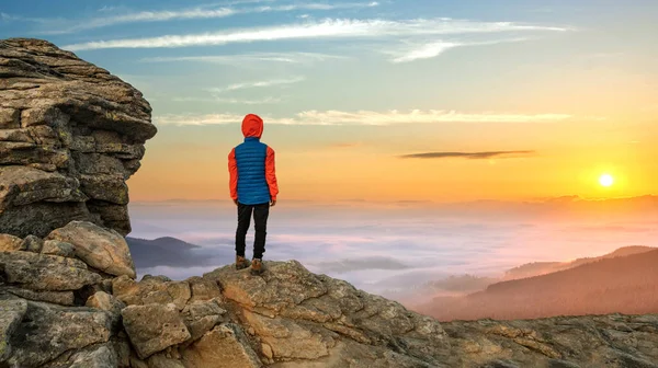 Νεαρό Παιδί Αγόρι Πεζοπόρος Στέκεται Στα Βουνά Απολαμβάνοντας Θέα Καταπληκτικό — Φωτογραφία Αρχείου