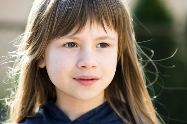 Ritratto Graziosa Bambina Con Occhi Grigi Lunghi Capelli Biondi All — Foto Stock