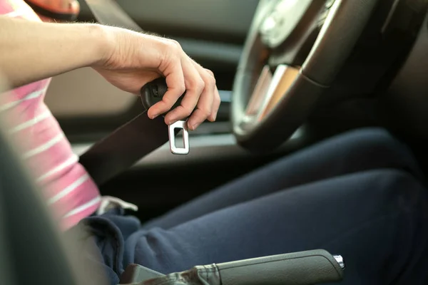 Feche Cinto Segurança Mão Mulher Enquanto Estiver Sentada Dentro Carro — Fotografia de Stock