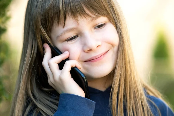 Retrato Niña Bonita Con Pelo Largo Hablando Teléfono Celular Niña — Foto de Stock