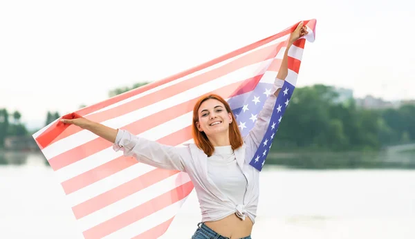 Retrato Feliz Niña Pelirroja Sonriente Con Bandera Nacional Estados Unidos — Foto de Stock