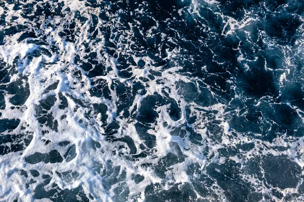 从空中俯瞰海面 白色泡沫波纹理为天然背景 — 图库照片