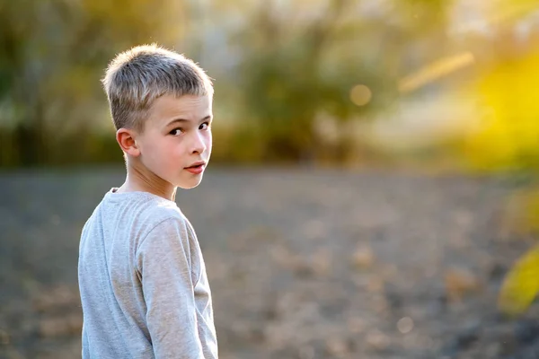 Portret Van Een Kind Jongen Buiten Een Warme Zonnige Zomerdag — Stockfoto